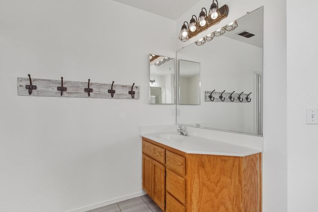 208 Rector Ln, Modesto, CA 95357