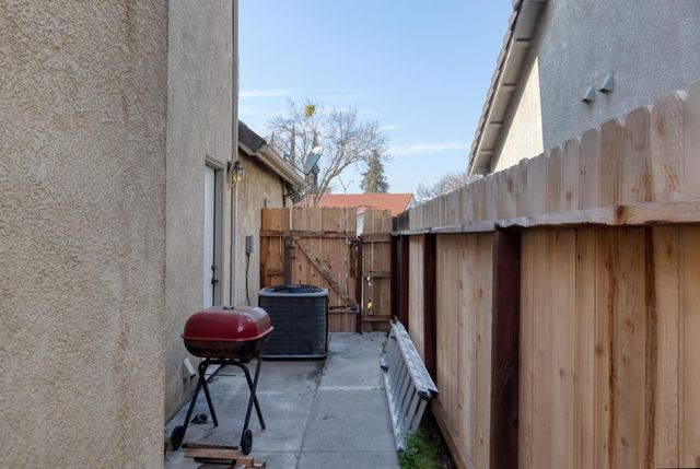 208 Rector Ln, Modesto, CA 95357