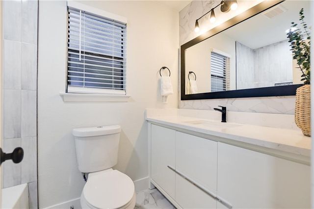 1308 Matthews LN A, Austin, TX 78745