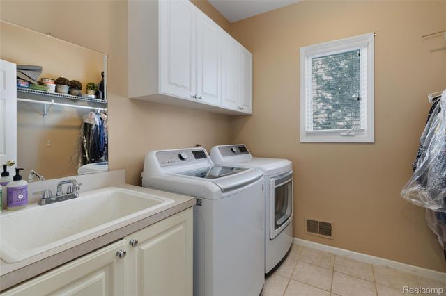 55453 Macintosh Court, Shelby Charter Township, MI 48316