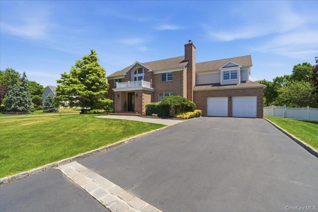 2 Mercedes Court, Patchogue, NY 11772