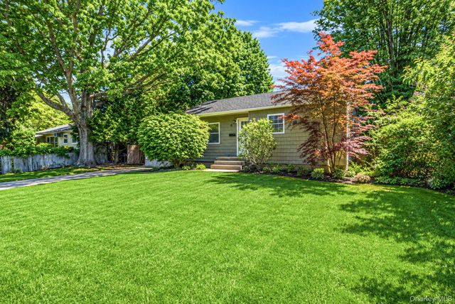 8 Wood Haven Place, East Northport, NY 11731