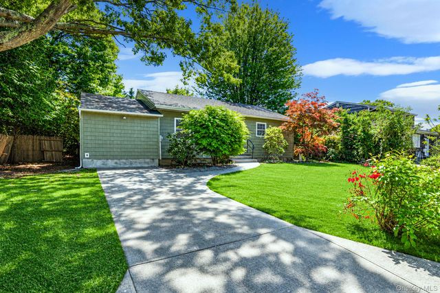 8 Wood Haven Place, East Northport, NY 11731