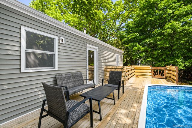 8 Wood Haven Place, East Northport, NY 11731