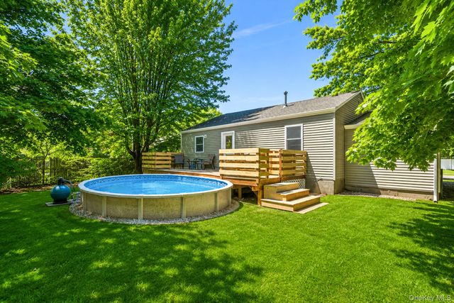 8 Wood Haven Place, East Northport, NY 11731