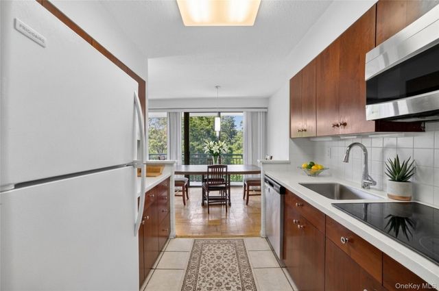 15 Stewart Place 7H, White Plains, NY 10603
