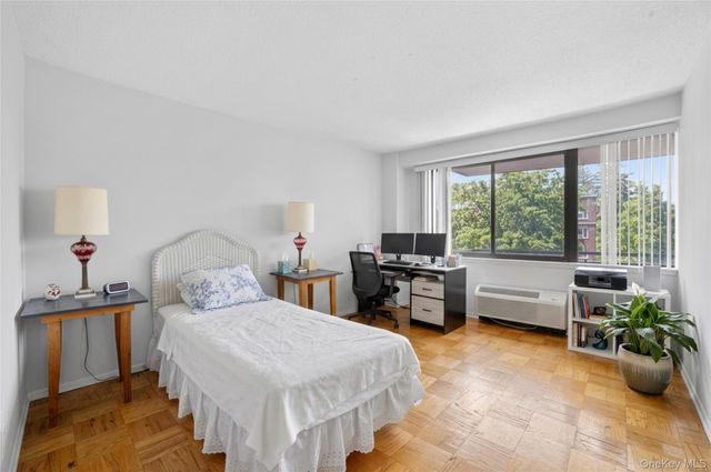 15 Stewart Place 7H, White Plains, NY 10603