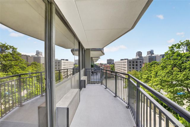 15 Stewart Place 7H, White Plains, NY 10603