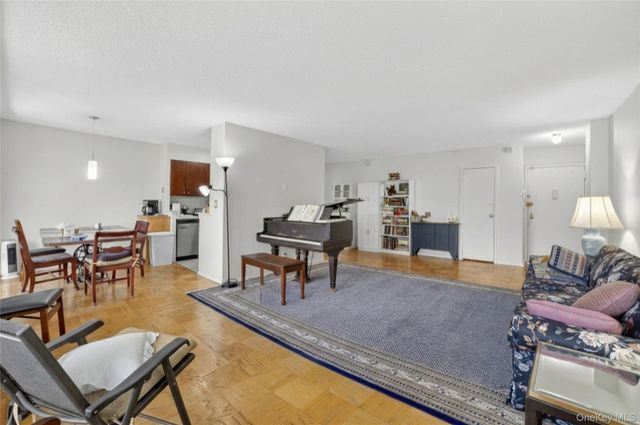 15 Stewart Place 7H, White Plains, NY 10603