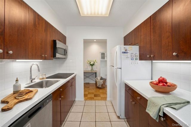 15 Stewart Place 7H, White Plains, NY 10603