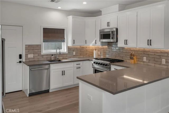 22434 Berdon St, Woodland Hills, CA 91367