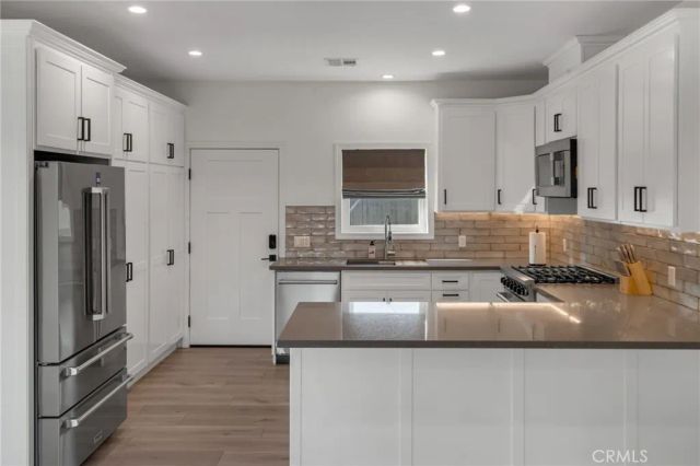 22434 Berdon St, Woodland Hills, CA 91367