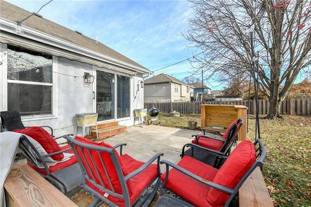 15609 Pebble Drive, Basehor, KS 66007