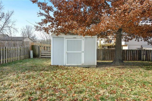 15609 Pebble Drive, Basehor, KS 66007