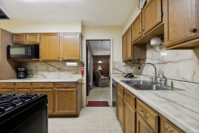 1823 McCauley, San Antonio, TX 78224