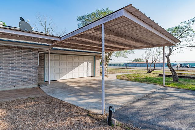 491 State Highway 97, Floresville, TX 78114