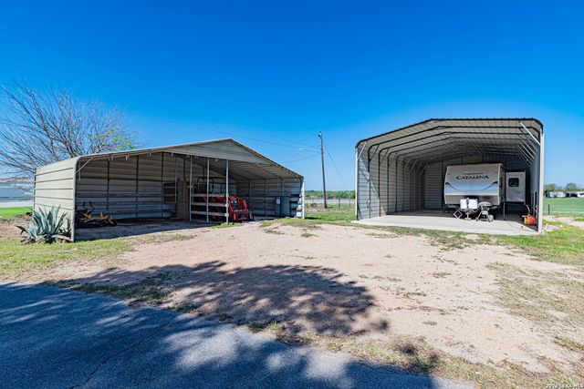 491 State Highway 97, Floresville, TX 78114
