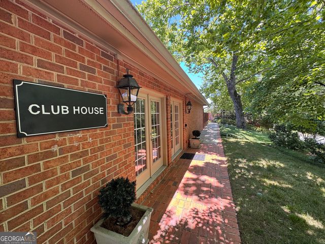 17 Willow Glen NE, Atlanta, GA 30342