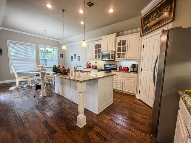 402 N Trinity Street, Decatur, TX 76234