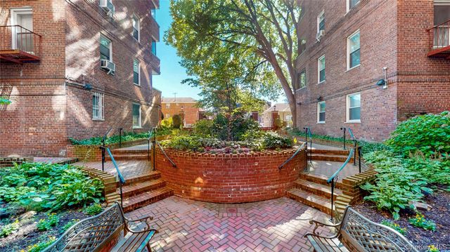 118-11 84th Avenue 301, Kew Gardens, NY 11415