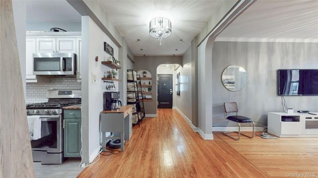 118-11 84th Avenue 301, Kew Gardens, NY 11415