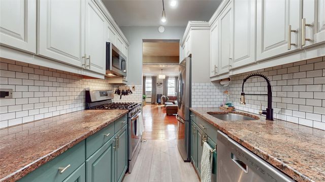 118-11 84th Avenue 301, Kew Gardens, NY 11415