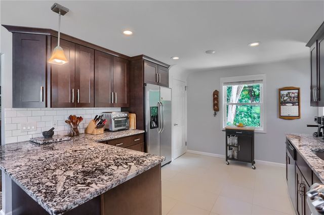141 E Wedgewood Dr, Ross Twp, PA 15229