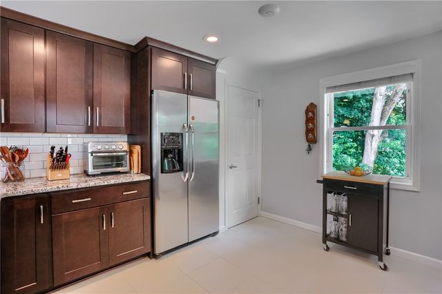141 E Wedgewood Dr, Ross Twp, PA 15229