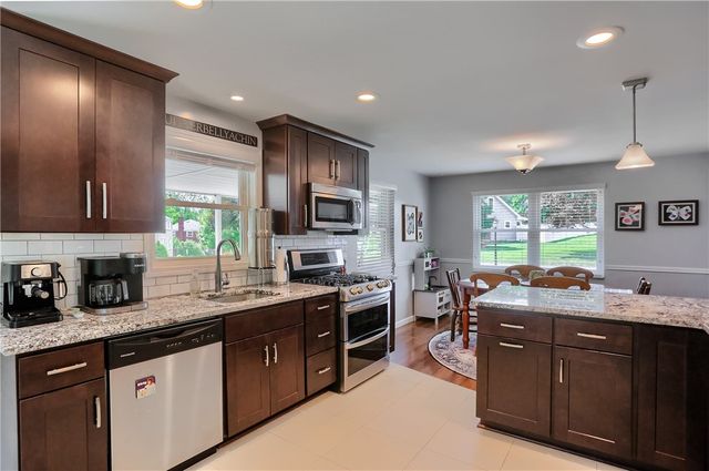 141 E Wedgewood Dr, Ross Twp, PA 15229