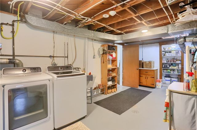 141 E Wedgewood Dr, Ross Twp, PA 15229