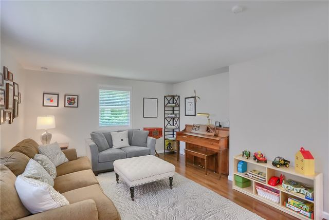 141 E Wedgewood Dr, Ross Twp, PA 15229