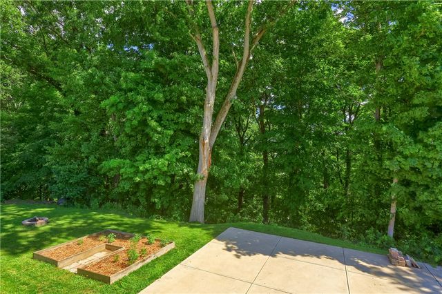 141 E Wedgewood Dr, Ross Twp, PA 15229