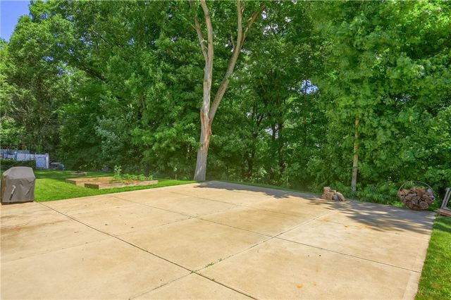 141 E Wedgewood Dr, Ross Twp, PA 15229