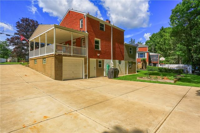 141 E Wedgewood Dr, Ross Twp, PA 15229