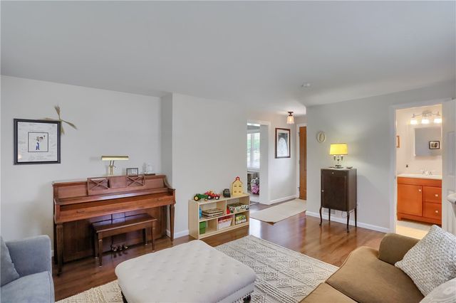 141 E Wedgewood Dr, Ross Twp, PA 15229
