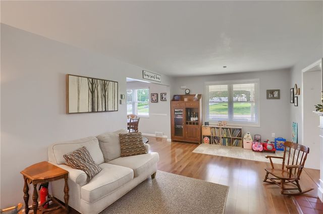 141 E Wedgewood Dr, Ross Twp, PA 15229
