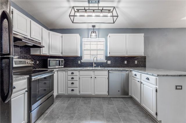 2452 Pin Oak Street, Fayetteville, AR 72701