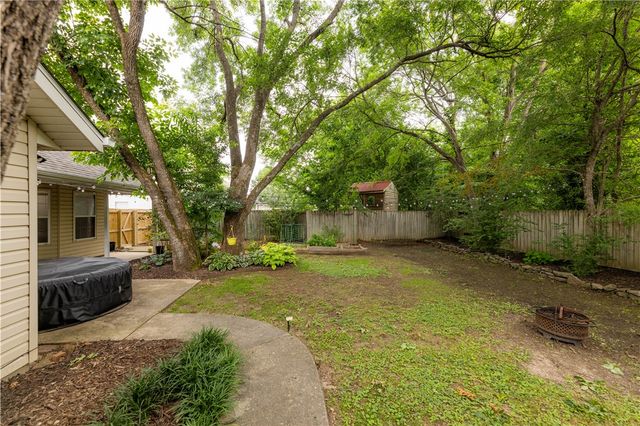2452 Pin Oak Street, Fayetteville, AR 72701
