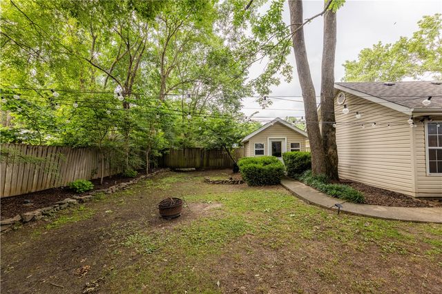 2452 Pin Oak Street, Fayetteville, AR 72701