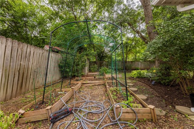 2452 Pin Oak Street, Fayetteville, AR 72701