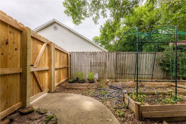 2452 Pin Oak Street, Fayetteville, AR 72701
