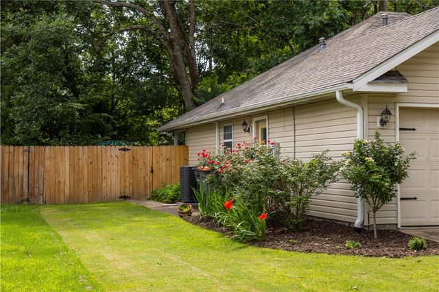 2452 Pin Oak Street, Fayetteville, AR 72701