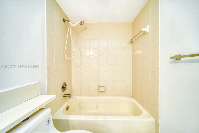 8290 Lake Dr 236, Doral, FL 33166