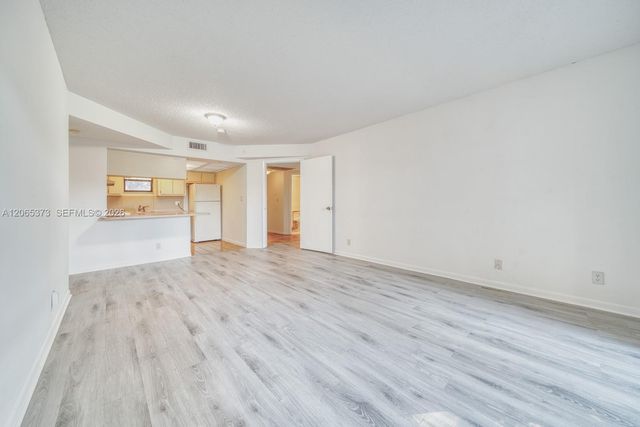 8290 Lake Dr 236, Doral, FL 33166