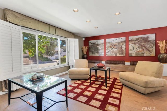 22445 Dardenne, Calabasas, CA 91302