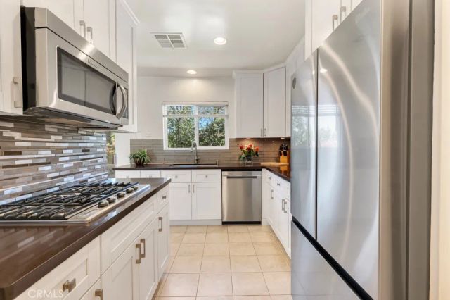 22445 Dardenne, Calabasas, CA 91302