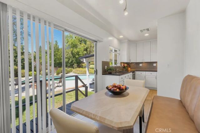 22445 Dardenne, Calabasas, CA 91302