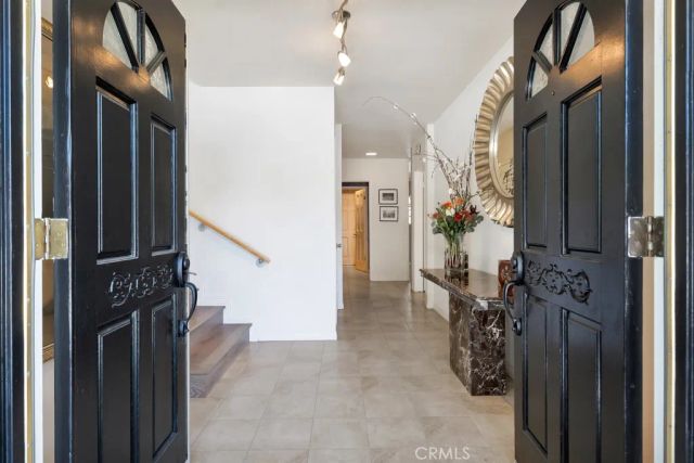 22445 Dardenne, Calabasas, CA 91302