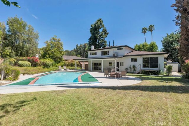 22445 Dardenne, Calabasas, CA 91302