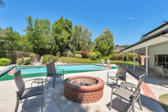 22445 Dardenne, Calabasas, CA 91302
